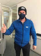 MEN IN WHITE BEANIE ACTION - am 07.01.2021