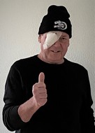 MEN IN WHITE BEANIE ACTION - am 07.01.2021